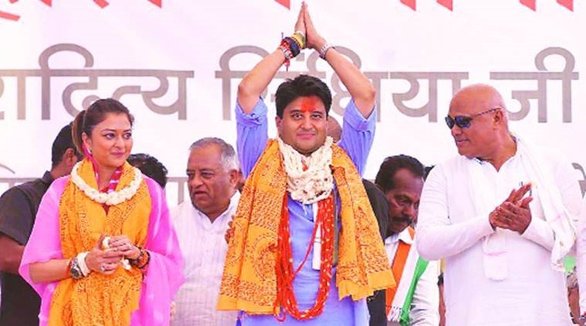 ज्योतिरादित्य सिंधिया की पत्नी प्रियदर्शनी राजे सिंधिया भी अपने पति के लिए लोगों से वोट मांगती नजर आ चुकी हैं। (यह भी पढ़ें: सोने के कप और चांदी के सिगरेट, जानिए ज्योतिरादित्य सिंधिया को विरासत में मिले हैं कैसे और कितने के गहने )