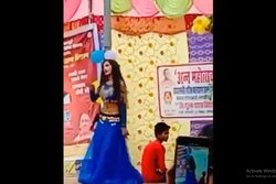 मुफ्त अन्न वितरण के प्रोग्राम में नाचीं बार बालाएं, वायरल वीडियो से बीजेपी पर निशाना साध रहे&nbsp;लोग