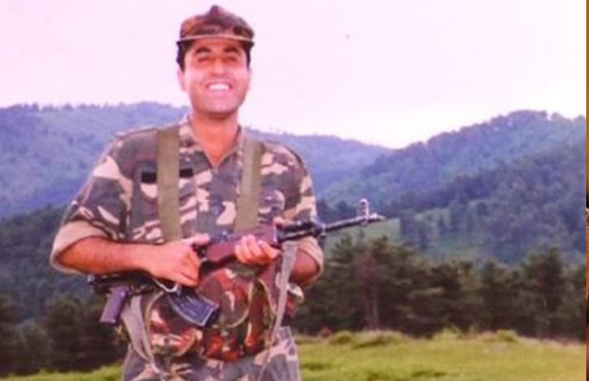 कैप्टन विक्रम बत्रा ने उस समय पाकिस्तान की इस घटिया हरकत पर मुंहतोड़ जवाब दिया था। परमवीर चक्र विजेता रहे विक्रम बत्रा ने कारगिल वॉर के समय पाकिस्तानियों को इसका जवाब दिया था।( माधुरी दीक्षित ने ‘गुलाब गैंग’ के लिए जब अपनी ही मां के साथ की थी चालाकी )