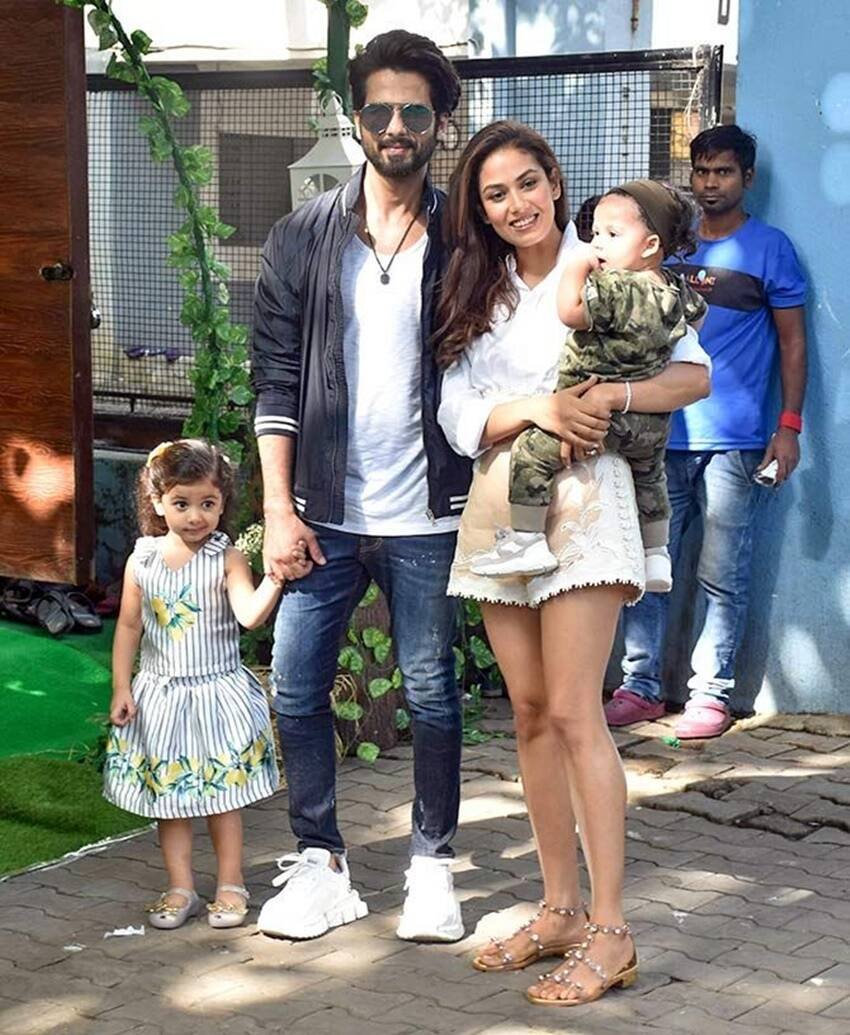 प्रेंग्नेंसी के करीब 7वें आठवें महीने में भी मीरा ने अपनी सोशल लाइफ से किनारा नहीं किया था। अकसर वह पार्टियों में दिख जाती थीं।