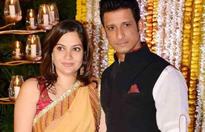 एक्टर शरमन जोशी ने बॉलीवुड विलेन रहे प्रेम चोपड़ा की बेटी प्रेरणा चोपड़ा से शादी की है। प्रेरणा पेशे से डॉक्टर और वह लाइमलाइट से कोसों दूर रहती हैं। इसे भी पढ़ें-पैरेंट्स के तलाक से दुखी अर्जुन कपूर को लग गई थी इस चीज की लत
