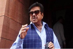 जब संसद में फिल्मी डायलॉग बोलने लगे शत्रुघ्न सिन्हा, नवजोत सिंह सिद्धू को सुनाया था मज़ेदार किस्सा