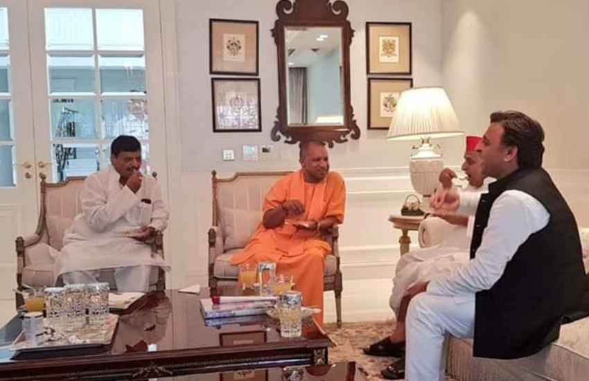 अखिलेश यादव ने कहा कि योगी आदित्यनाथ के सीएम बनते ही उनका और उनके पिता का घर छीन लिया गया था।(चाचा शिवपाल ने ‘भैयाजी’ के अनुभवहीनता पर निकाली थी भड़ास, कहा था- अखिलेश यादव में आ गया अहम )