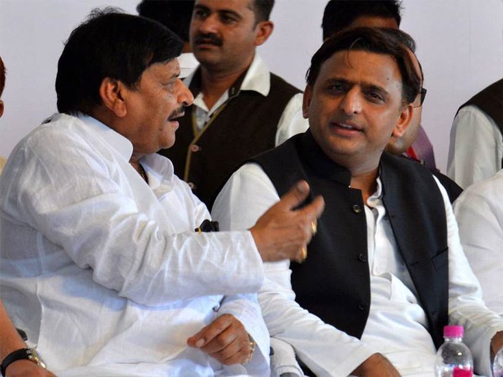 अखिलेश यादव के लिए शिवपाल ने कहा था कि उन्होंने अपने पिता मुलायम के साथ विश्वासघात किया। उनसे राष्ट्रीय अध्यक्ष की कुर्सी ले ली। जिस समाजवादी पार्टी को उन्होंने यहां तक पहुंचाया उसे अखिलेश ने मायावती के पैरों में रख दिया।