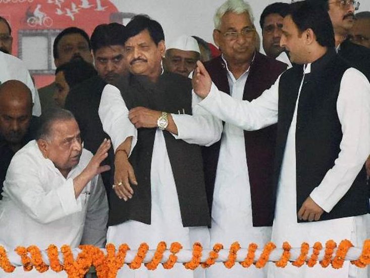 शिवपाल ने भतीजे अखिलेश की काबिलियत पर सवालिया निसान लगाते हुए हा था कि 2003 में जब मुलायम सीएम थे तो सपा के 36 सांसद जीते थे लेकिन अखिलेश के सीएम रहते केवल 5 नेता ही संसद पहुंच सके। 