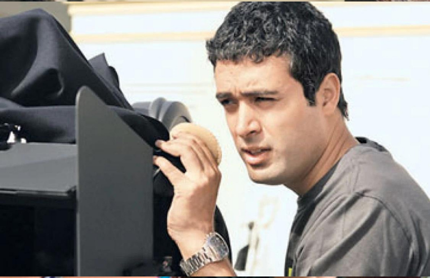 दोनों की पहली मुलाकात भी काफी हास्यास्पद थी। दानिश सेट पर यूनिट से बात करते हुए चिल्ला-चिल्ला का गाइड कर रहे थे। तभी पास खड़ी श्रुति ने दानिश के पिछले पॉकेट में रखा माइक निकालकर दानिश को देते हुए ये याद दिलाया था कि उनके पास माइक भी है।( अमिताभ बच्चन की इस मुस्लिम एक्ट्रेस संग धर्मेंद्र की रोमांस करने की आस रही थी अधूरी, कहा-अब तो पूरी भड़ास निकालूंगा )