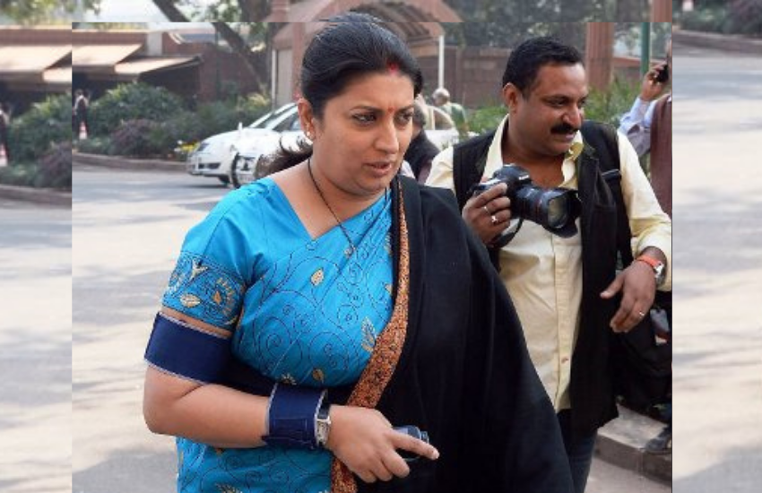स्मृति के पास 13.14 लाख रुपये मूल्य की गाडियां और 21 लाख रुपये मूल्य के गहने भी हैं। उनके खिलाफ कोई न तो केस है न उन्होंने कोई लोन लिया है।(स्मृति ईरानी और डिंपल यादव के बीच इस बात पर हो गई थी बहस, महिला नेत्रियों ने खूब निकाली थी भड़ास )