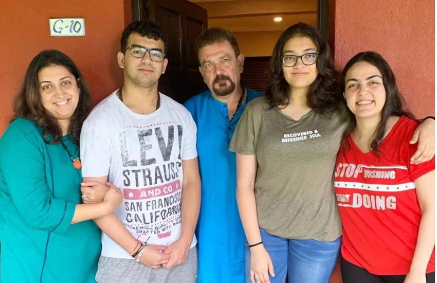 स्मृति के पास राष्ट्रीय बचत योजना और डाक विभाग की योजना में 18 लाख रुपयों से ज्यादा की रकम जमा है, जबकि 1.05 लाख रुपये के अन्य निवेश हैं।