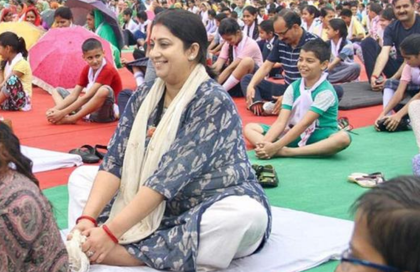 पहला चुनाव तो स्मृति हार गई थीं, लेकिन दूसरे लोकसभा चुनाव में उन्होंने राहुल को उनके ही गढ़ में हरा दिया था। कभी अपने बातों तो कभी अपनी शिक्षा पर उठे विवाद के कारण स्मृति चर्चा में बनी रहती हैं।(स्मृति ईरानी और डिंपल यादव के बीच इस बात पर हो गई थी बहस, महिला नेत्रियों ने खूब निकाली थी भड़ास )
