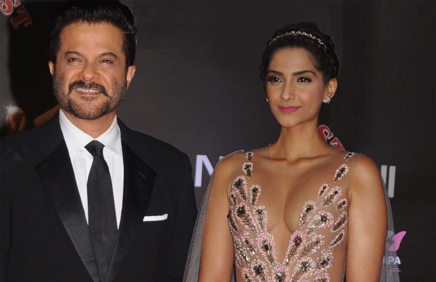 सोनम कपूर (Sonam Kapoor) अपने बिंदास बोल और फैशन स्टेट्स के लिए ज्यादा जानी जाती हैं, लेकिन एक बार एक फिल्म में उन्होंने अपनी बोल्डनेस का जबरदस्त तड़का भी मारा था। खास बात ये थी कि ये फिल्म में सोनम कपूर के पिता अनिल कपूर (Anil Kapoor) ने को-प्रोड्यूस की थी । सोनम कपूर की बोल्डनेस देखने के बाद उनके ससुरालियों का रिएक्शन भी बेहद खास था। बता दें कि सोनम के साथ इस फिल्म में करीना कपूर (Kareena Kapoor) ने भी बेहद बोल्ड रोल निभाया था।