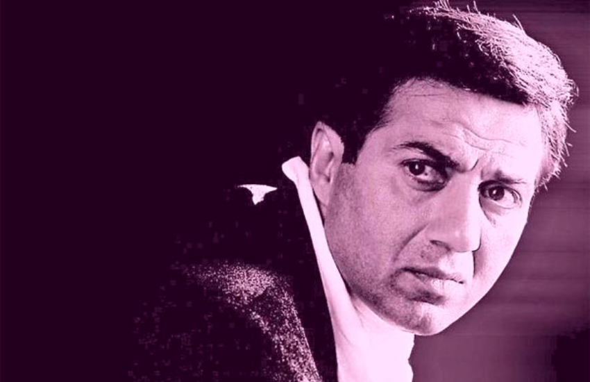 सनी देओल (Sunny Deol) का गुस्सा केवल फिल्मी पर्दें पर ही नहीं दिखता, कई बार हकिकत में भी लोग इसके शिकार हो जाते हैं। धमेंद्र (Dharmendra) की तरह ही उनके बेटे सनी भी हैं। नरम-गरम वाला सिस्टम उनके ऊपर भी अपने पिता की तरह ही लागू होता है। सनी बेहद शर्मीले, संकोची और शांत माने जाते हैं, लेकिन उनका गुस्सा भी बेहद खतरनाक होता है। फिल्म की शूटिंग के दौरान एक बार उन्हें ऐसा गुस्सा आया था कि सेट पर मौजूद यूनिट के सदस्य उन्हें देखकर भागने लगे थे। इतना ही नहीं, उनके को-स्टार रहे शाहरुख खान (Shah Rukh Khan) और डायरेक्टर यश चोपड़ा (Yash Chopra) भी सनी को इस हालत कर शॉक्ड रह गए थे।