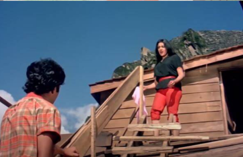 धर्मेंद्र ने कहा कि वह सीन देखकर उन्हें लगा कि सनी शर्माते हुए हीरोइन को गले लगा रहा है। कई रिटेक में भी वह वैसे ही शर्माता रहा था। धर्मेंद्र ने कहा था कि वह अपने बेटे को सीधे तो नहीं कह सकते थे, लेकिन आज बोल दे रहे हैं।( ‘गोरों के पास शर्म दूर करने गया था’, सनी देओल ने जब लंदन जाकर एक्टिंग क्लास करने का खोला था राज )