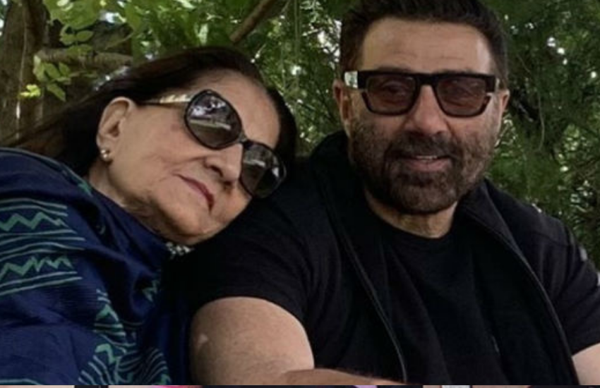 सनी देओल की भी दो मां हैं। धर्मेंद्र की पहली पत्नी प्रकाश कौर हैं और दूसरी पत्नी हेमा मालिनी। धर्मेंद्र ने बिना तालक दिए हेमा से शादी की थी। ( एक बेटी के पिता से तलाकशुदा दीया मिर्जा ने की थी दूसरी शादी, पहली पत्नी का रिएक्शन सुन रह जाएंगे दंग )