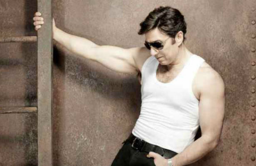 बता दें कि, सनी देओल डेब्यू फिल्म बेताब की डबिंग के लिए लंदन गए थे और वहां कि हाइटेक टेक्नालिजी को फिल्म में यूज किया गया था।