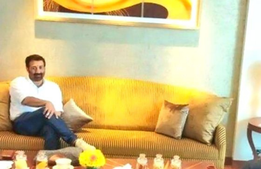 1983 में धर्मेंद्र ने विजेता फिल्म्स की स्थापना की थी। उनके बेटे सनी ने अब एक कदम आगे बढ़ाते हुए सनी सुपर साउंड स्टूडियो भी बना लिया है। इसे भी पढ़ें-सनी देओल ने जब बॉबी देओल को ये काम करते हुए पकड़ा था रंगे हाथ, पिता धर्मेंद्र के सामने हुई थी पेशी