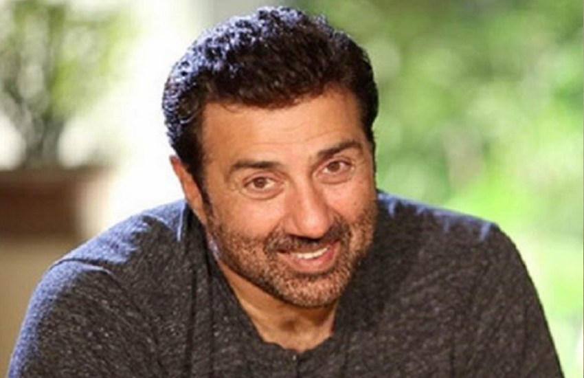 सनी देओल (Sunny Deol) खुद को कई इंटरव्यू में शरारती बता चुके हैं, लेकिन 12 की उम्र में सनी की शरारत एक बार इतनी बड़ी थी कि उनके पिता धर्मेंद्र (Dharmendra) ने जी भर के उनकी कुटाई की थी। सनी देओल रोज रात एक हरकत करते थे और इस हरकत का पता बहुत दिनों बाद उनके पिता को चला था। तो चलिए जानें कि सनी कि ये हरकत थी क्या?