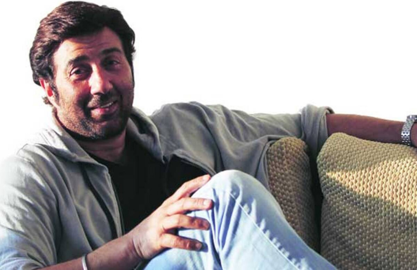 धर्मेंद्र (Dharmendra) के बेटे सनी देओल (Sunny Deol) पर एक्शन हीरो के साथ ही गुस्सैल का टैग जरूर लगा है, लेकिन सभी जानते हैं कि वह संकोची और शर्मीले भी हैं। अपनी फिल्म घायल के प्रमोशन तक में सनी देओल संकोच के कारण नहीं जा रहे थे। किसी स्टेज फंक्शन पर आने से वह अपनी शर्मीले स्वभाव के कारण ही कतराते हैं, लेकिन अपनी इस कमी को दूर करने का उन्होंने कोई मौका नहीं छोड़ा था। एक इंटरव्यू में उन्होंने बताया था कि गोरों के बीच वह अपनी शर्म दूर करने ही गए थे।