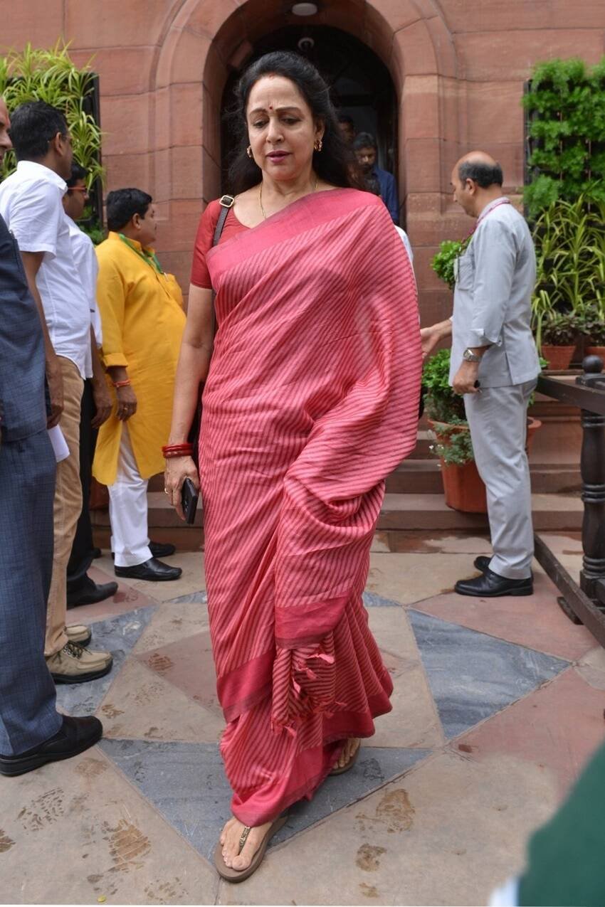 बता दें कि भले सनी देओल कभी अपनी सौतेली मां के घर ना गए हों लेकिन अब दोनों राजनीति में हैं औऱ एक ही दल में भी हैं। (यह भी पढ़ें: बहन ईशा से कम पढ़-लिखे हैं सनी देओल, जानें धर्मेंद्र और हेमा मालिनी के परिवार में कौन है कितना एजुकेटेड )