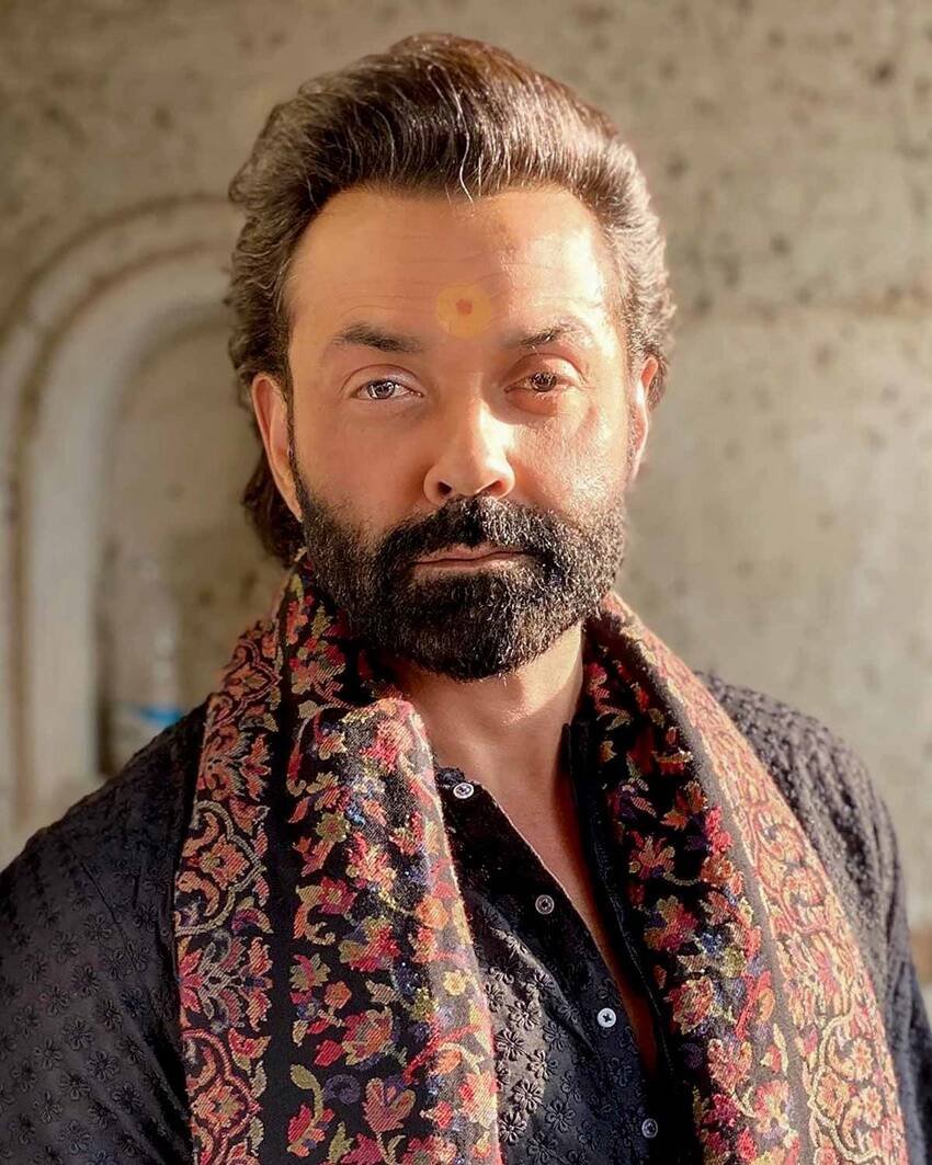 सनी देओल के भाई बॉबी देओल ने मुंबई के मीठीबाई कॉलेज से बीकॉम किया है।