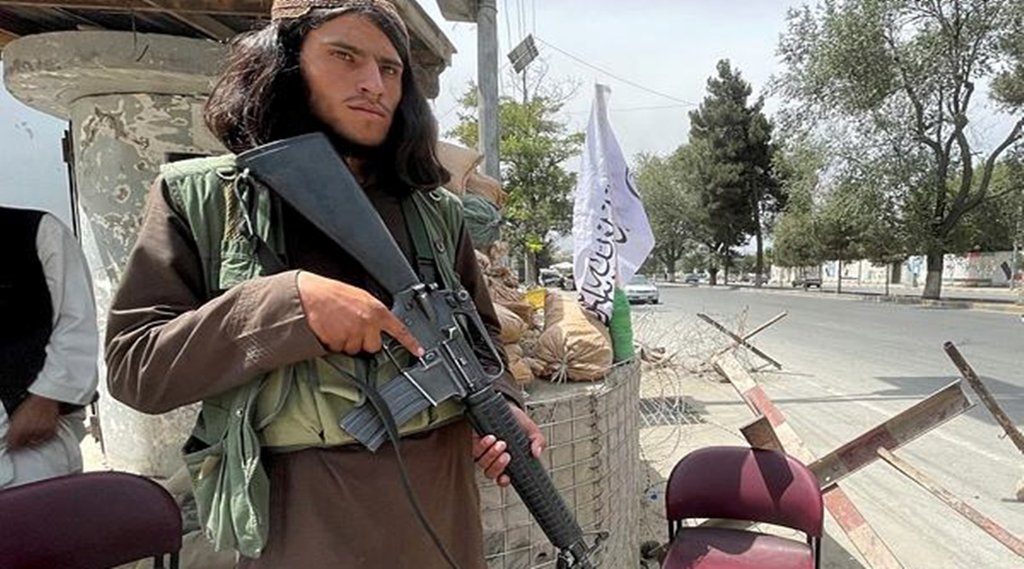 काबुल की चेकपोस्ट पर तालिबानी। फोटो- रॉयटर्स काबुल की चेकपोस्ट पर तालिबानी। फोटो- रॉयटर्स