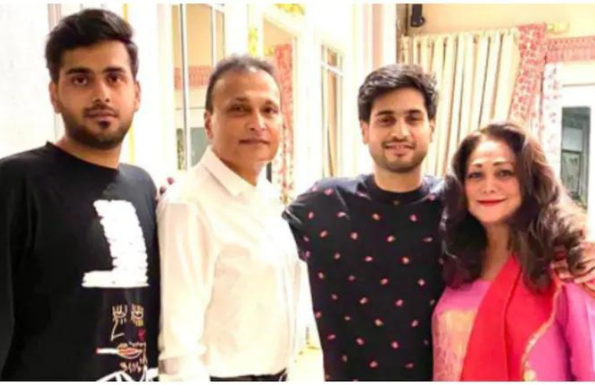 18 साल की उम्र में ही अनमोल ने स्टॉक मार्केट में इनवेस्ट करना शुरू कर दिया था। पढ़ाई पूरी करने के बाद अनमोल ने रिलायंस म्यूचुअल फंड में दो महीने तक इंटर्नशिप की। अनमोल ने जापान की बड़ी कंपनी Nippon के साथ मिलकर रिलायंस निपोन लाइफ इनश्योरेंस नाम से नई कंपनी खोल चुके हैं। 