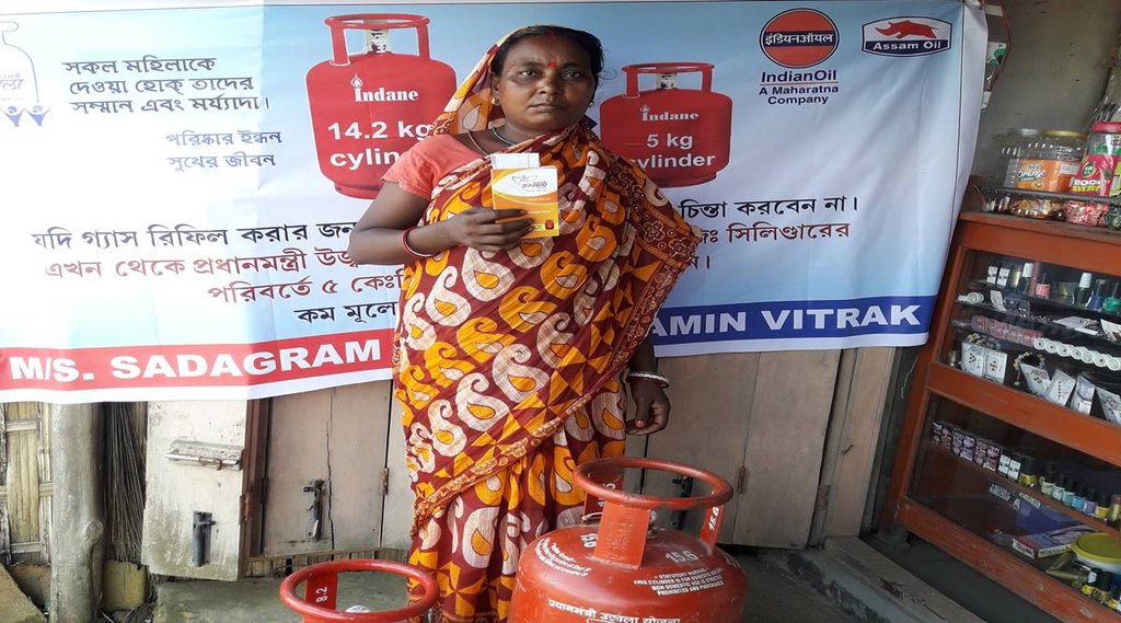 उज्ज्वला योजना की लाभार्थी महिला। Photo: pmuy.gov.in