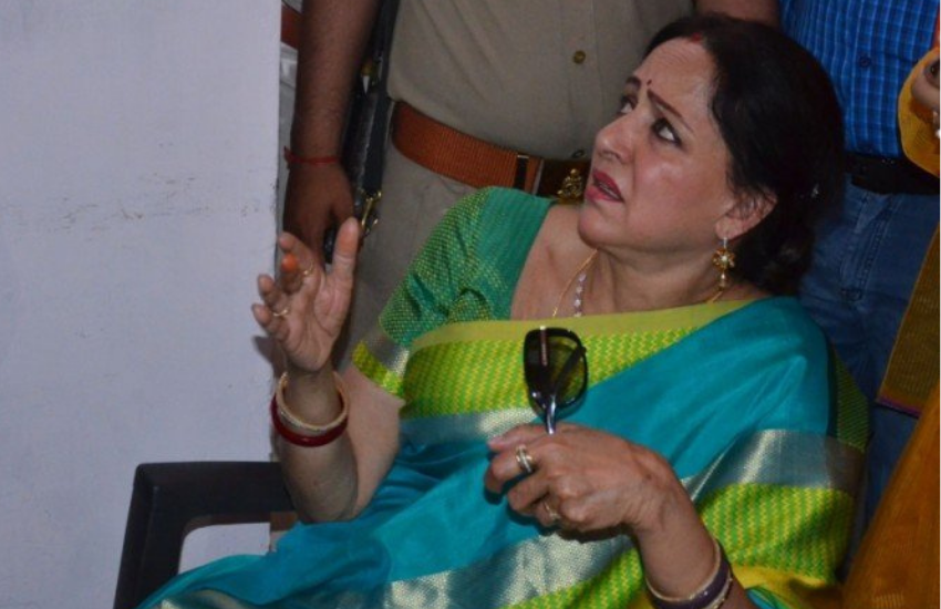 हेमा का कहना था कि उनकी मां कई बार कुछ सीन को लेकर बेहद प्रोटेक्टिव और एक्ट्रीम हो जाती थीं। डायरेक्टर उन्हें अलग सुनाते थे और मां अलग। ऐसे में वह कई बार तंग हो जाती थीं और एक बार ऐसी स्थिति में आकर मां को हेमा ने फिल्म इंडस्ट्री छोड़ने की धमकी तक दे दी थी। इसे भी पढ़ें- हेमा मालिनी को जब फिरोज खान ने बुला दिया था ‘बेबी’, धर्मेंद्र की सास ने फिल्म करने पर लगा दी थी रोक