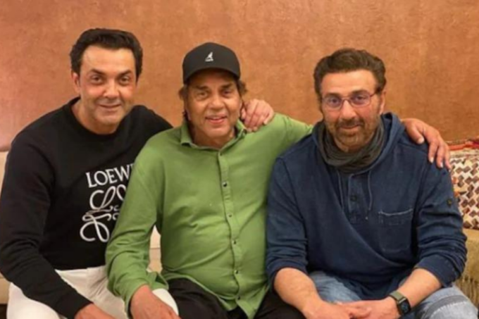 बॉबी देओल, धर्मेंद्र और सनी देओल (Photo- Indian Express)