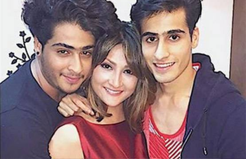 उर्वशी ने बताया कि ये बात सुनकर डायरेक्टर ने उनपर पर्सनल कमेंट किया कि, किसने कहा था बच्चे पैदा कर पति से अलग होने के लिए। (इसे भी पढ़ें: इस एक्ट्रेस की शादीशुदा जिंदगी बन गई थी नासूर)