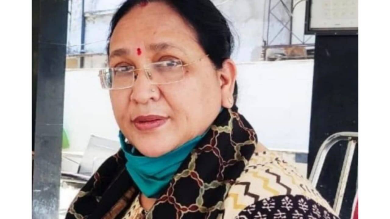 बता दें कि पूर्व मुख्यमंत्री मुलायम सिंह यादव की समधन अम्बी बिष्ट को एक बार फिर जोनल अधिकारी की जिम्मेदारी दे दी गई है। उन्हें जोन सात की जिम्मेदारी दी गई है। जोनल अधिकारी का काम देख रहे दो कर अधीक्षकों को उनके मूल पद वापस किया गया है। (All Photos: PTI)