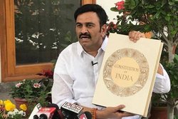 संसद में ढेर सारी मिठाई-नमकीन लाते हैं, फिर भी इस एमपी से बात नहीं करते अपनी ही पार्टी के सांसद