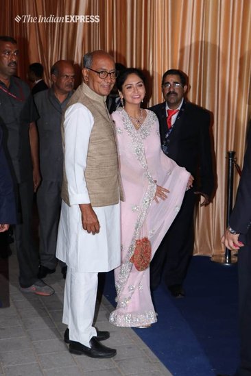 दिग्विजय सिंह के पिता स्व बालभद्र सिंह गुना जिले की राघवगढ़ रियासत के शासक रहे हैं। दिग्विजय सिंह की दूसरी पत्नी अमृता राय भी राजघराने संबंध नहीं रखती हैं। वह पेशे से पत्रकार थीं। (यह भी पढ़ें: मुलायम से दिग्विजय तक, किसी से 27 तो किसी से 25 साल छोटी हैं उनकी पत्नियां )