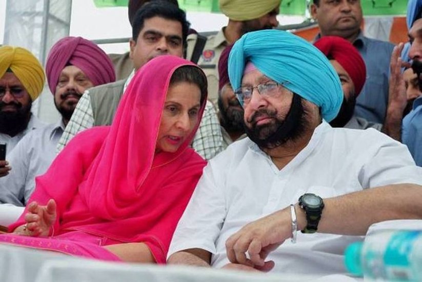 पटियाला रियासत के कैप्टन अमरिंदर सिंह पंजाब के सीएम हैं। अमरिंदर सिंह ने भी राजघराने से बाहर ब्याह रचाया था। अमरिंदर सिंह की पत्नी प्रणीत कौर के पिता आईसीएस अधिकारी थे। ( यह भी पढ़ें: ज्योतिरादित्य की बहन से मुलायम की बहू तक: राजघराने में हुआ जन्म, राजनेताओं से रचाई शादी )