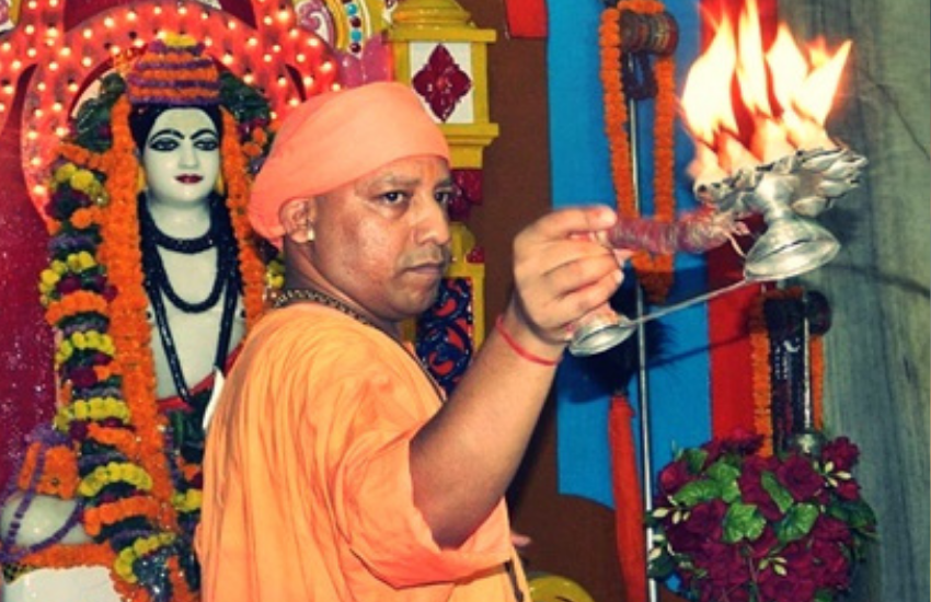 योगी ने कहा कि ये देश की सांस्कृतिक आजादी की भी लड़ाई है। ( ये भी पढ़ें : बस के नाम पर प्रियंका गांधी ने भेजा था स्कूटर, योगी का तंज)