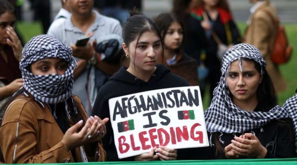 Afghanistan Crisis: ब्रिटेन के लंदन शहर में शनिवार (21 अगस्त, 2021) को अफगानी लोगों के प्रति एकजुटता दर्शाने से जुड़े एक प्रदर्शन में हिस्सा लेती महिलाएं। (फोटोः रॉयटर्स)