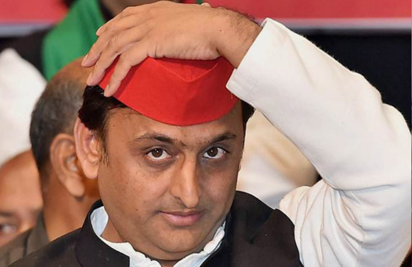 Akhilesh Yadav Vs Yogi Adityanath Lal Topi Gunda Controversy: संसद में योगी आदित्यनाथ के लाल टोपी वाले गुंडे के बयान से पूर्व मुख्यमंत्री अखिलेश यादव बेहद नाराज हुए थे। बयान से गुस्साएं मुलायम सिंह यादव के बेटे अखिलेश ने प्रेस कांफ्रेंस बुलाकर पत्रकारों को योगी की कुछ खास तस्वीरें दिखा डाली थीं। अखिलेश यादव ने पूछा था कि योगी टोपी वालों से डरते क्यों हैं?