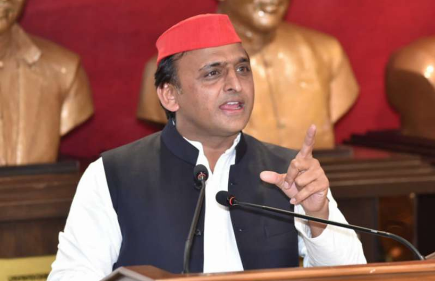 योगी की लाल टोपी पर की गई टिप्पणी को सपा अध्यक्ष एवं पूर्व मुख्यमंत्री अखिलेश यादव ने मुद्दा बना लिया और इतने नाराज हुए कि उन्होंने प्रेस का्ंप्रेंस बुलाकर कहा कि योगी लाल टोपी वालों से इतना खौफ क्यों खाते हैं।( ‘ये कौन पाप किए हैं, जो मुंडवाते हैं बाल’, अखिलेश यादव ने जब साधा था योगी आदित्यनाथ पर निशाना )