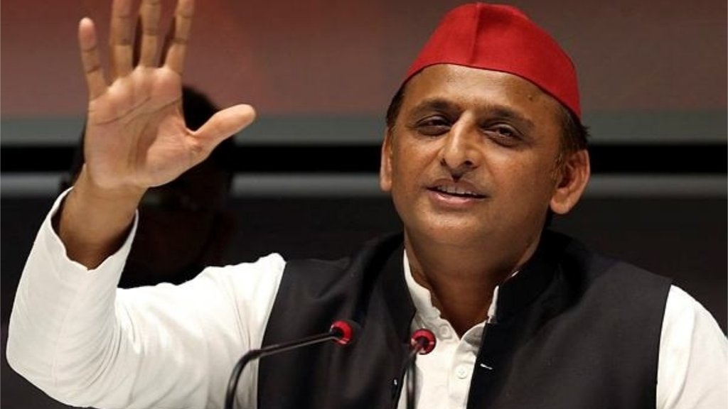 एक टीवी चैनल पर आयोजित कार्यक्रम के दौरान उत्तरप्रदेश के मुख्यमंत्री योगी आदित्यनाथ को बाबाजी कहने पर जब एंकर ने अखिलेश यादव से सवाल पूछा तो उन्होंने कहा कि वे पहले भी उन्हें इसी नाम से बुलाते थे। (एक्सप्रेस फोटो)