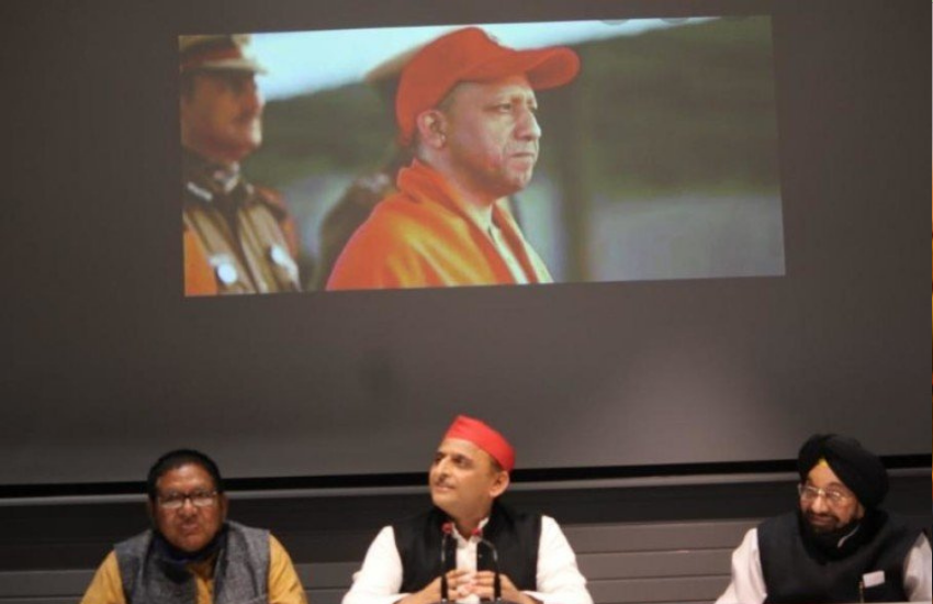 अखिलेश यादव ने प्रेस काप्रेंस में योगी की कुछ तस्वीरें भी प्रोजेक्टर पर दिखाए, जिसमें वह खुद लाल टोपी लगाए हुए थे। यही नहीं कई और तस्वीरें भी योगी की दिखाई जिसमें वह टोपी लगाए हुए थे।( ‘ये बीजेपी वाले एक नहीं दो-दो शपथ लेते हैं’, अखिलेश यादव ने जब योगी की नीति और सोच पर कसा था तंज )