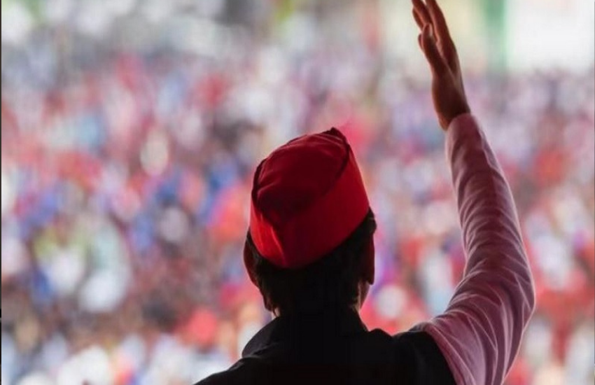 योगी के बयान से नाराज अखिलेश का गुस्सा यही शांत नहीं हुआ इसके बाद उन्होंने अपने ट्विटर और फेसबुक पर अपनी डीपी बदल कर टोपी वाली लगा दी थी।(All Photos: Social Media)