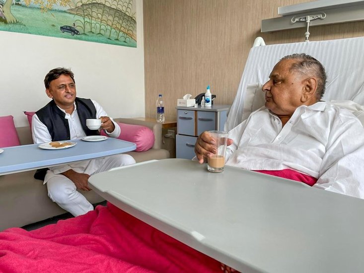साधना कहती हैं कि अखिलेश यादव एक अच्छे बेटे हैं। अखिलेश यादव ने कभी भी साधना गुप्ता से ऊंची आवाज में बात नहीं की। ( यह भी पढ़ें: जब अखिलेश और डिंपल के कारण अपने बॉडीगार्ड पर बुरी तरह भड़क गईं मायावती )