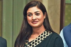 सवाल राहुल गांधी से पूछे जा रहे हैं, इससे आपकी कायरता झलकती है- डिबेट शो में बिफरीं अलका लांबा, पैनलिस्ट को भेजने लगीं चूड़ियां