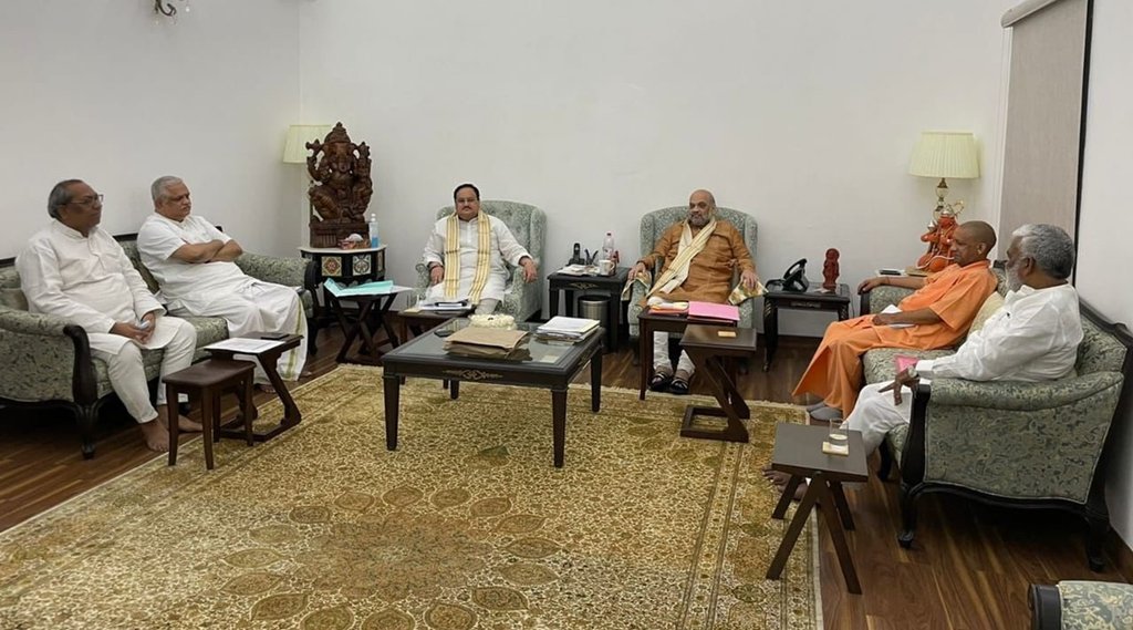 गृह मंत्री अमित शाह के साथ बैठक में सीएम योगी। फोटो- संजय सिंह से ट्विटर अकाउंट से