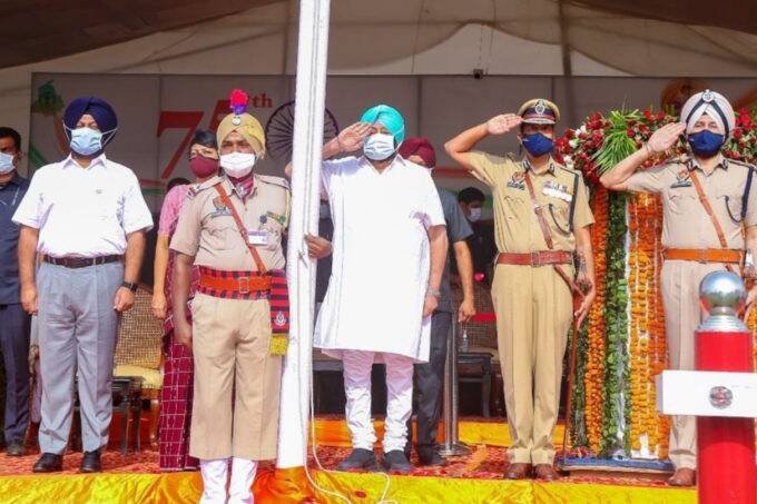 पंजाब के मुख्यमंत्री कैप्टन अमरिंदर सिंह ने कहा कि अगर पाकिस्तान किसी भी तरह की गुस्ताखी करने की कोशिश करता है तो हम उन्हें जरूर सबक सिखाएंगे। (फोटो - ट्विटर/@capt_amarinder )