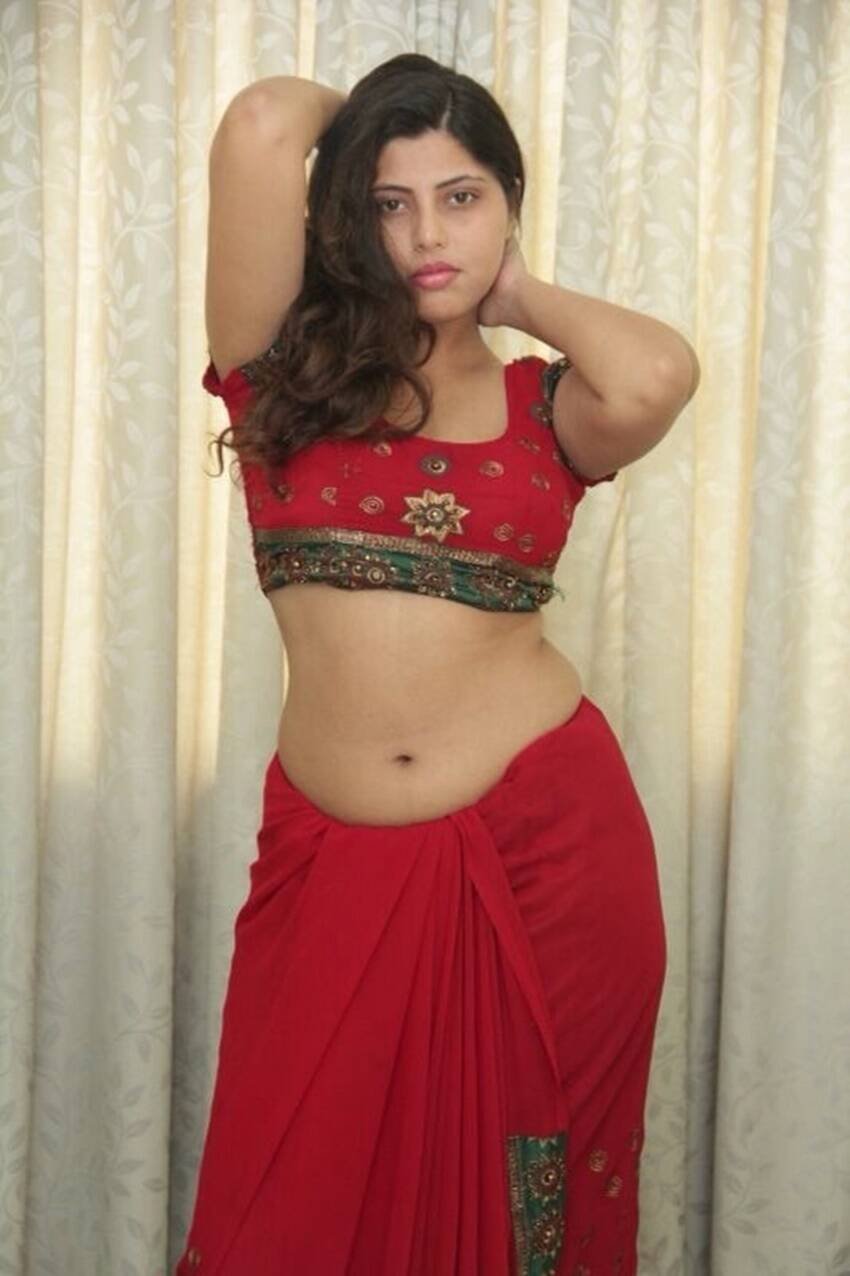 भोजपुरी एक्ट्रेस अलीना शेख ने मुदस्सिर से लव मैरिज की थी। शादी के एक साल बाद पति ने एक तलाकनामा भेजा, जिसमें तीन बार तलाक.. तलाक.. तलाक.. लिखा था। उस समय वह तलाक नामा अवैध करार हुआ था। उसके कुछ समय बाद 100 रुपए के स्टॉम्प पेपर पर मुदस्सिर ने अलीन को तलाकनामा भेजा और उनसे अलग हो गए।