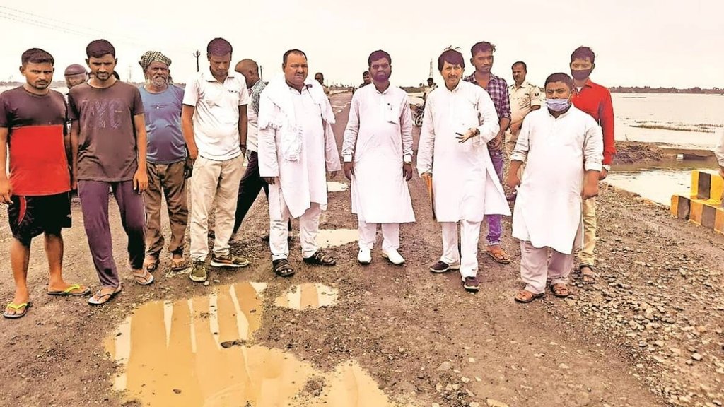 कांग्रेस विधायक के द्वारा स्टेट हाईवे 85 के निर्माण कार्य में हुए कथित भ्रष्टाचार की शिकायत किए जाने के बाद बिहार विधानसभा शून्यकाल समिति के अध्यक्ष चंद्रहास चौपाल ने सड़क का निरीक्षण किया था। (एक्सप्रेस फोटो)