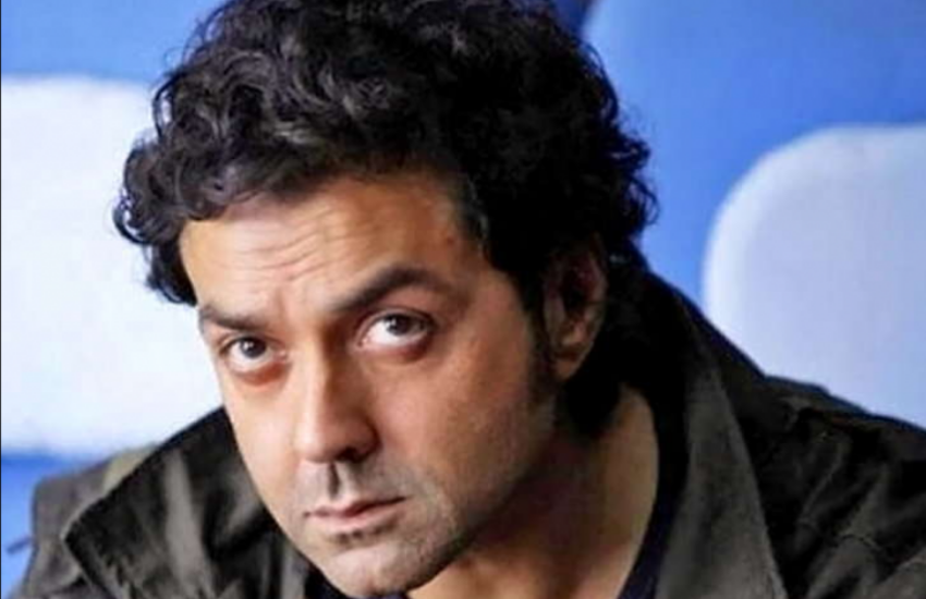 बॉबी देओल को 2013 के बाद से फिल्में मिलनी अचानक से बंद हो गई थीं। बॉबी काम मांगने में संकोच करते थे और धीरे-धीरे वह हताशा और निराशा में समाते गए। दस साल वह घर पर ही बैठे रहे और उस निराशा की झलक उनके चेहरे पर नजर आने लगी थी। ऐसे में जब उनके कान में एक दिन अपने बेटे का सवाल सुनाई पड़ा तो वह झटका खा गए। उनका बेटा उनकी पत्नी यानी अपनी मां तान्या देओल से पूछा था कि पापा घर पर क्यों रहते हैं, काम पर क्यों नहीं जाते।