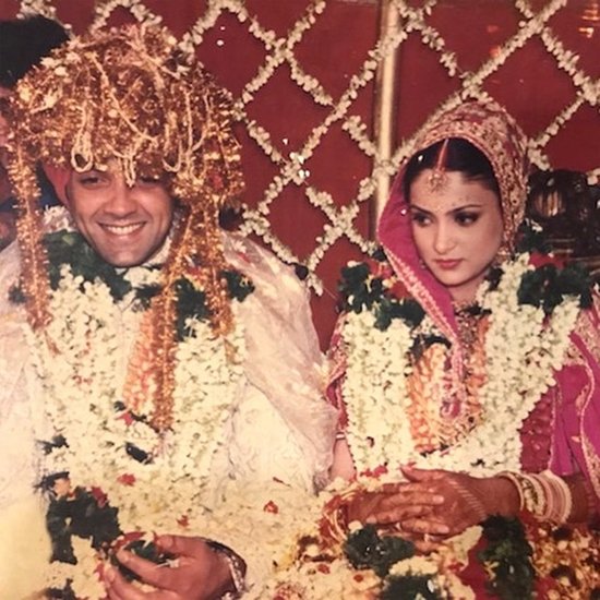 साल 1996 में बॉबी और तान्या की शादी धूमधाम से हुई थी। इस मौके पर बॉलीवुड और बिजनेस जगत के तमाम चर्चित चेहरों ने शिरकत की थी। (यह भी पढ़ें: ईशा देओल 40 साल में सिर्फ एक बार गई हैं भाई सनी देओल के घर )