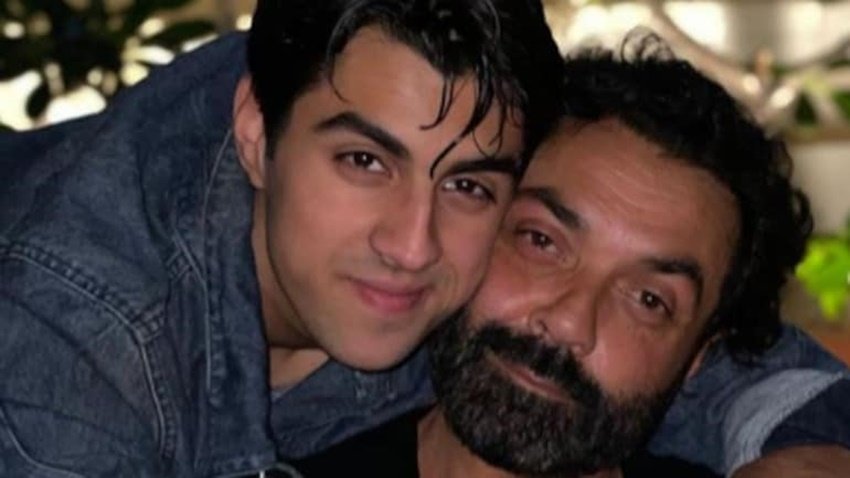 बॉबी नहीं चाहते कि उनका बेटा वो गलती करे जो उनसे हुई। बॉबी कहते हैं कि पढ़ाई पूरी करने के बाद ही उनका बेटा अपने लिए कोई करियर चुनेगा। (यह भी पढ़ें: 26 साल की उम्र में धर्मेंद्र की प्रेग्नेंट एक्ट्रेस ने किया था रेप सीन, शूट के दौरान रोईं, उल्टियां भी हुईं )