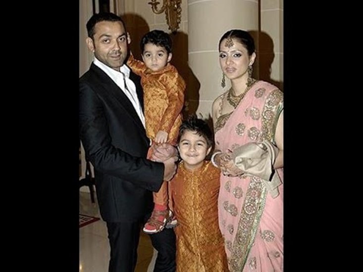 बॉबी देओल ने तान्या आहूजा से शादी की है। दोनों के दो बच्चे हैं। बड़े बेटे का नाम आर्यमान और छोटे का नाम धरम देओल है। ( यह भी पढ़ें: अपनी ही बेटी की शादी में आने के लिए जब बॉबी देओल के ससुर ने कर दिया था मना )